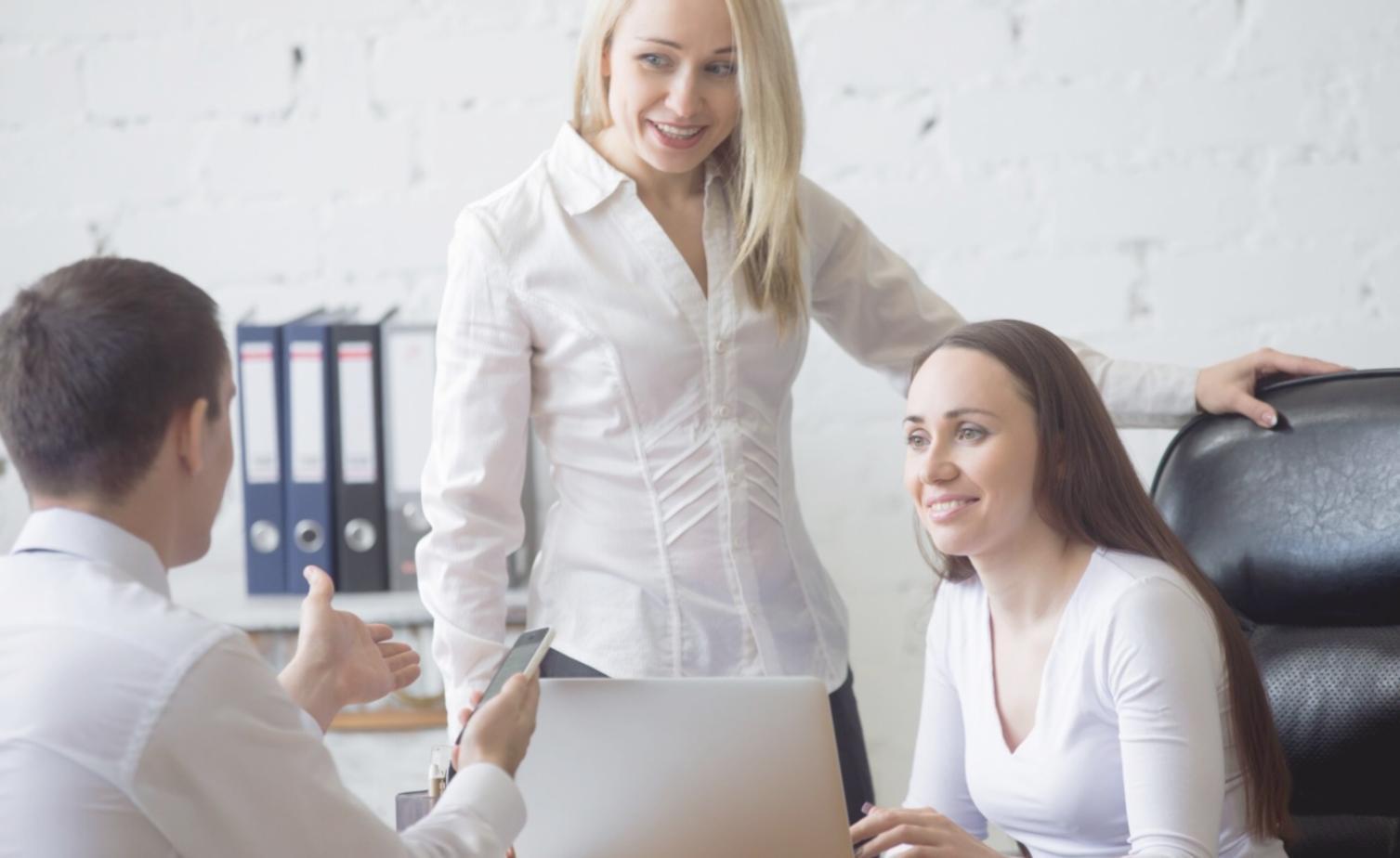 Teilnehmer beim gemeinsamen Lernen von Budgetplanung